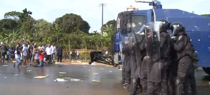 Σφοδρές συγκρούσεις στο Γκαμπόν – Στις φλόγες το Κοινοβούλιο