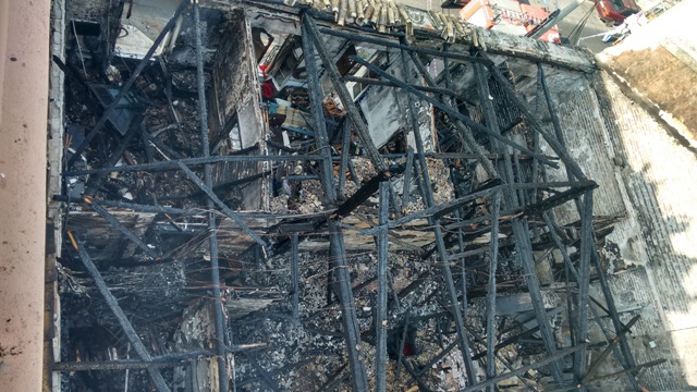 Στάχτη από τις φλόγες παλαιοπωλείο στο κέντρο της Κέρκυρας – Σοβαρές ζημιές σε σαπωνοποιία (φωτό)