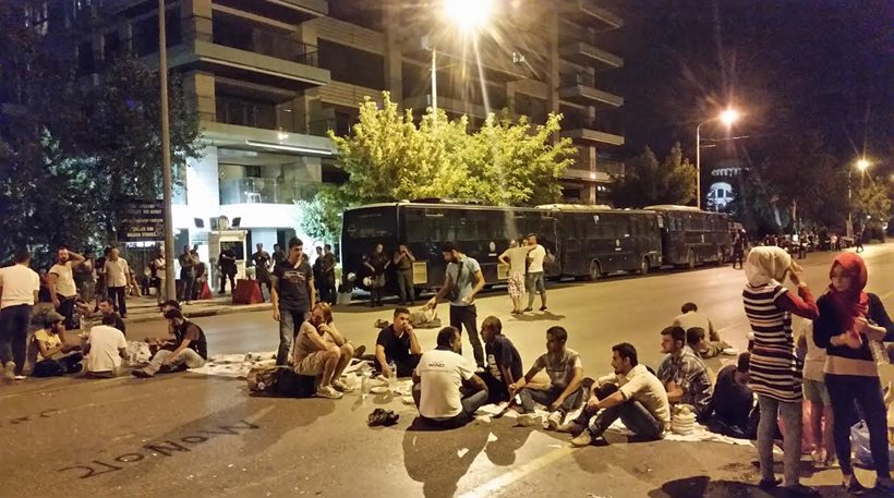 Θεσσαλονίκη: Κυκλοφοριακό «έμφραγμα» από πορεία προσφύγων έξω από το γερμανικό προξενείο (φωτό, vid)