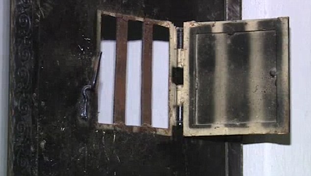 Φρίκη! Στο σημείο όπου ο ISIS κρατούσε τις σκλάβες του έρωτα – Βρήκαν τα χειρότερα εργαλεία βασανιστηρίων (φωτό, vid)