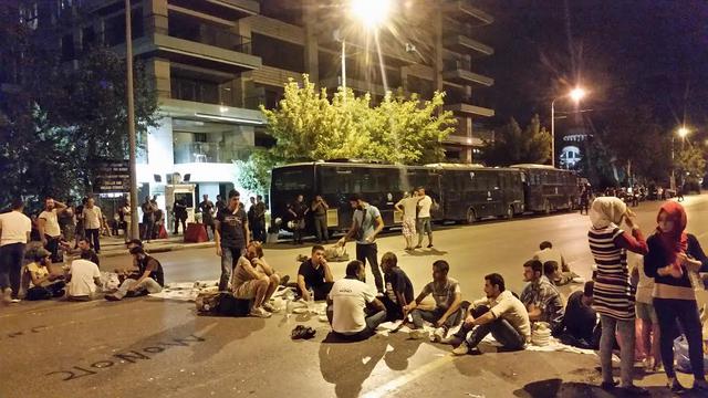 Ολονύκτια κινητοποίηση μεταναστών έξω από το Γερμανικό Προξενείο στη Θεσσαλονίκη (vid)