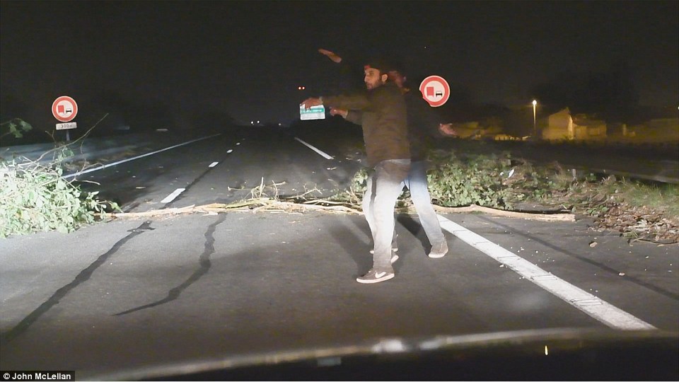 Οργή στη «ζούγκλα» του Καλαί – Πρόσφυγες προκαλούν τροχαία ατυχήματα για να φτάσουν στο λιμάνι (φωτό,vid)