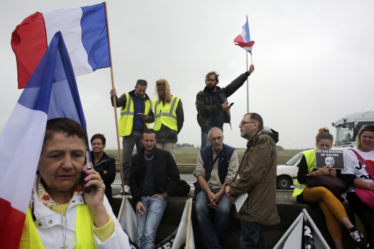 Συνεχίζεται η ένταση στο Καλαί – Με τρακτέρ διαδηλώνουν κατά των προσφύγων (φωτό, vid)
