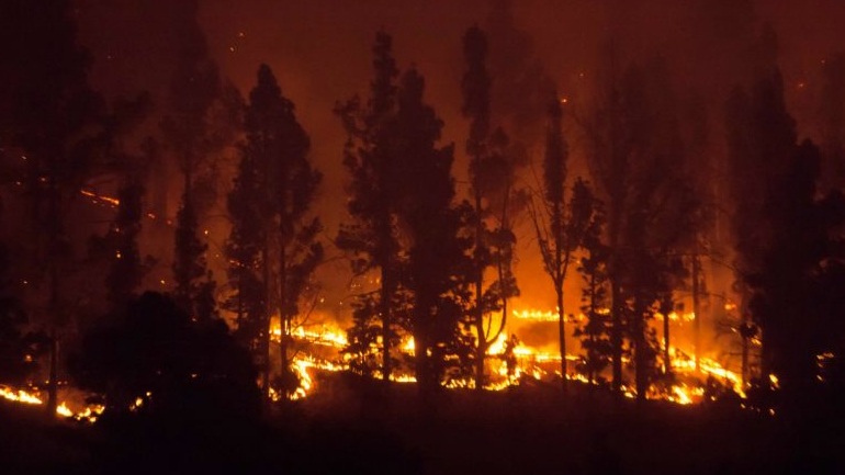 Συνεχίζεται η πύρινη λαίλαπα στη Βαλένθια – Απομακρύνθηκαν από την περιοχή 1000 κάτοικοι και τουρίστες