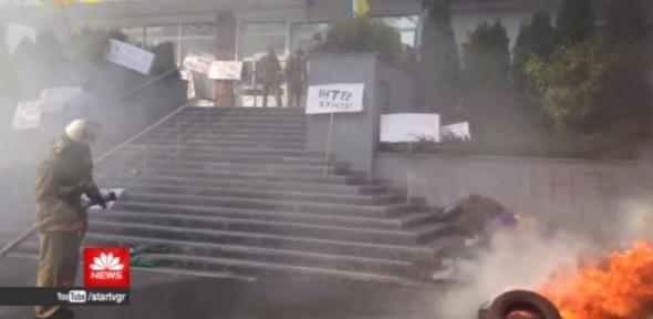 Εμπρηστική επίθεση Ουκρανών διαδηλωτών κατά «φιλορωσικού» τηλεοπτικού σταθμού (vid)