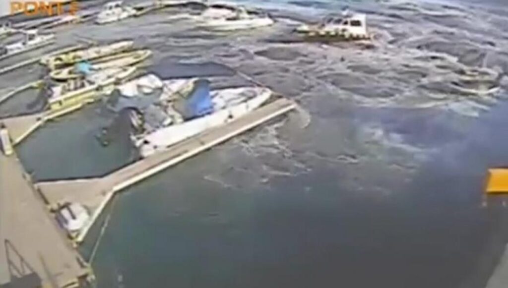 Σικελία: Τα απόνερα κρουαζιερόπλοιου διέλυσαν αποβάθρα και τα σκάφη που ήταν δεμένα (vid)