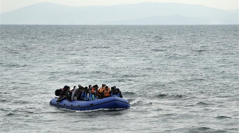 Χίος: Το Λιμενικό εντόπισε φουσκωτό με 53 πρόσφυγες και μετανάστες
