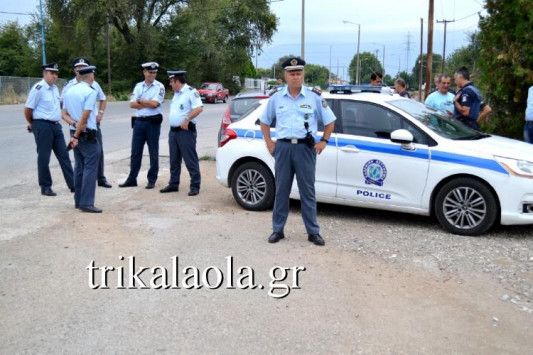 Τρίκαλα: Καθιστική διαμαρτυρία προσφύγων και μεταναστών (φωτό,vid)