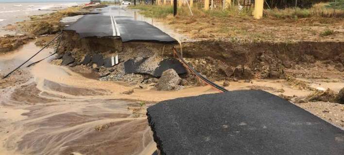 Βιβλικές εικόνες: Ο δρόμος Επανομής – Ν.Μηχανιώνας άνοιξε στα δύο από τη θεομηνία