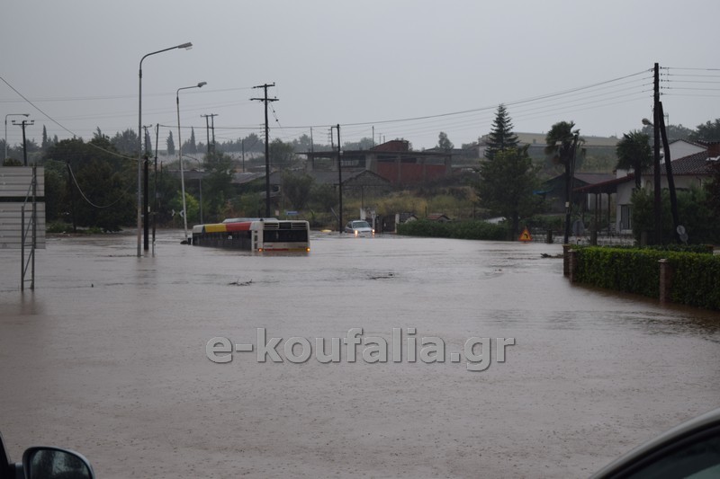 Εγκλωβισμένο λεωφορείο του ΟΑΣΘ στα νερά – Γκρέιντερ έσωσε τους επιβάτες (φωτό, vid)