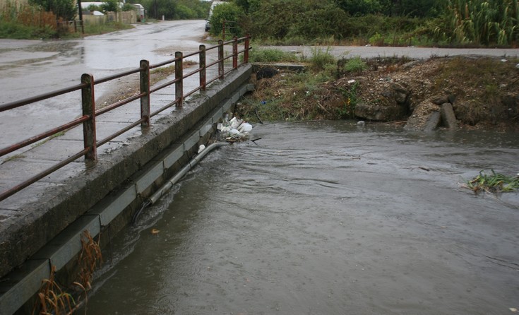 Η Πυροσβεστική απεγκλώβισε 24 άτομα λόγω υπερχείλισης χειμάρρου στην Αν.Θεσσαλονίκη