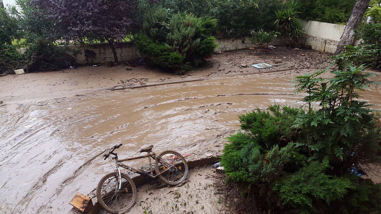 Θεσσαλονίκη: Η επόμενη μέρα από τις καταστροφικές πλημμύρες – Λάσπες παντού και μια αγνοούμενη (φωτό, vid)