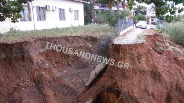 Ένα βήμα πριν πέσει στο γκρεμό βρίσκεται το Κέντρο Υγείας Μηχανιώνας μετά την κακοκαιρία (φωτό)