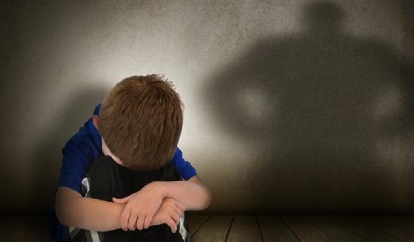 Συναγερμός στην ΕΛ.ΑΣ από τις αυξητικές τάσεις περιστατικών παιδεραστίας – Συμβουλές στους γονείς και το προφίλ των δραστών