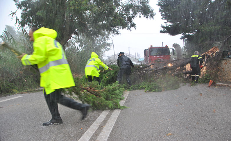 Tεράστιες ζημιές στη Ζάκυνθο από την κακοκαιρία -Χωρίς ρεύμα το μισό νησί (φωτό)