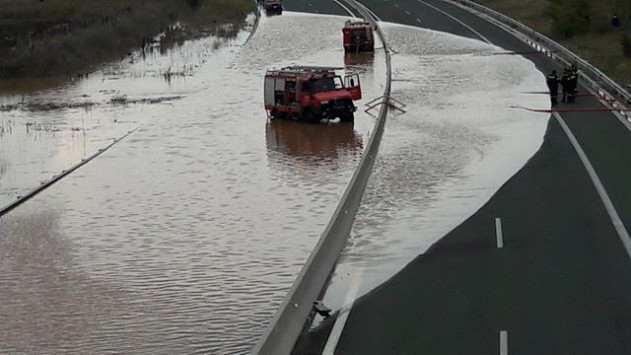 “Ποτάμι” έγινε η Εγνατία Οδός στην Κοζάνη μετά από σφοδρή βροχόπτωση (vid)