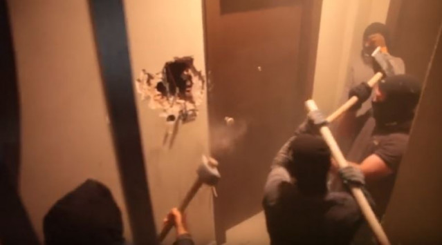 Βίντεο με σκηνές που σοκάρουν: Ωμή απρόκλητη βία από κουκουλοφόρους κατά συλλόγου που απλά λέγεται “πατριωτικός”!