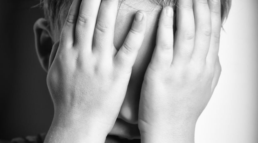 Φρίκη στο Άργος: Άφηναν 46χρονο να φωτογραφίζει γυμνό το παιδί τους με αντάλλαγμα τρόφιμα