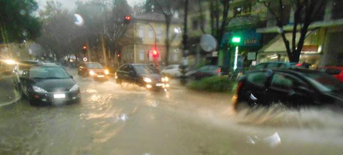 Δεκάδες εγκλωβισμένα οχήματα σε Λαμία και Καλαμπάκα από τη θεομηνία – Σε εξέλιξη επιχειρήσεις διάσωσης της πυροσβεστικής