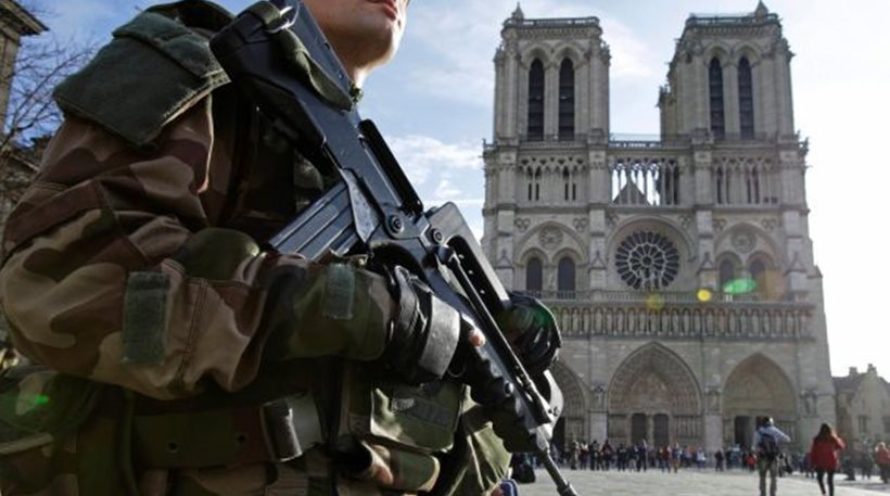 Εισαγγελία Παρισιού: Καθοδηγούμενες από το ISIS οι γυναίκες που συνελήφθησαν για το όχημα με τις φιάλες υγραερίου