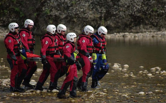 Η διάσωση ενός μικρού παιδιού από τον Πάμισο από μέλη της Ελληνικής Ομάδας Διάσωσης (vid)