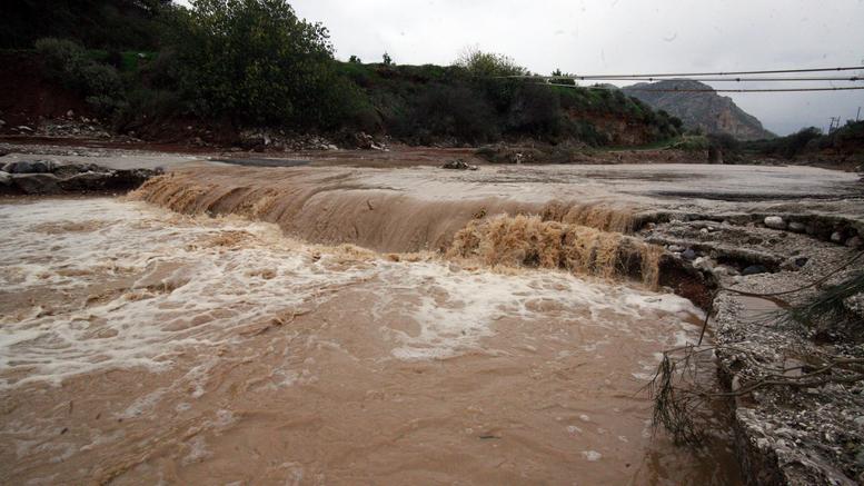 Άλλος ένας νεκρός στο Ξυλόκαστρο από την κακοκαιρία – Ανίσχυρη η χώρα μπροστά στα πρωτοβρόχια(vid)