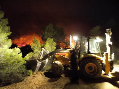 Άγιο Όρος: Εκτός ελέγχου παραμένει η φωτιά στη Μονή Χιλανδαρίου – Μάχη με τις φλόγες δίνουν οι πυροσβέστες (φωτό)