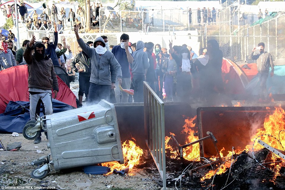 Πρόκληση εξέγερσης από «αόρατα κέντρα» με διάδοση ψευδούς φήμης: Πακιστανοί βγήκαν στους δρόμους της Μυτιλήνης και τα έκαναν ρημαδιό