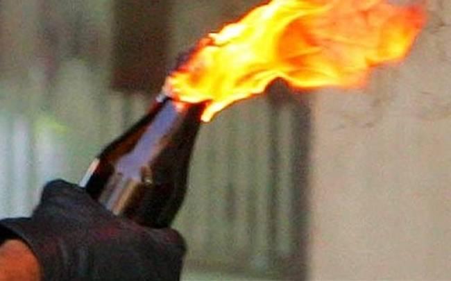 Άγνωστοι επιτέθηκαν με μολότοφ σε διμοιρία των ΜΑΤ κοντά στα γραφεία του ΠΑΣΟΚ