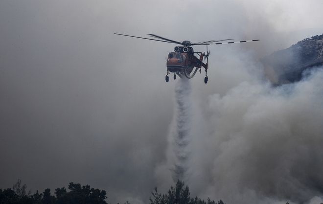 Καίγεται η Θάσος: Τραυματίστηκαν 5 πυροσβέστες (φωτό)