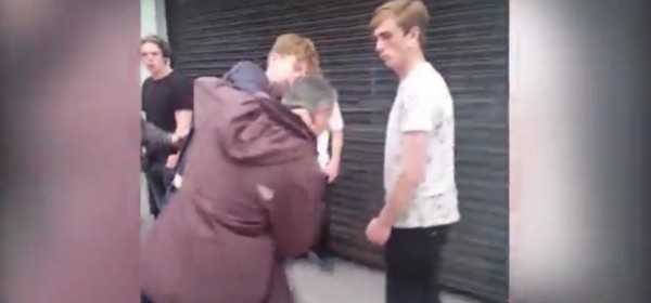 Βρετανία: Η στιγμή που άντρας καρφώνει ψαλίδι σε 17χρονο (προσοχή σκληρό βίντεο)