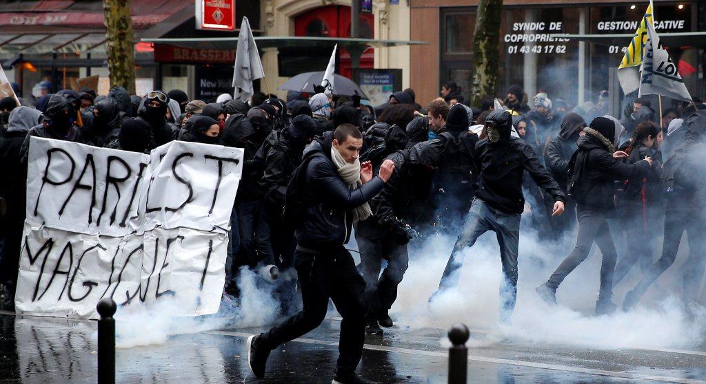 Διαδηλώσεις και συγκρούσεις σε 100 πόλεις της Γαλλίας κατά των μέτρων λιτότητας