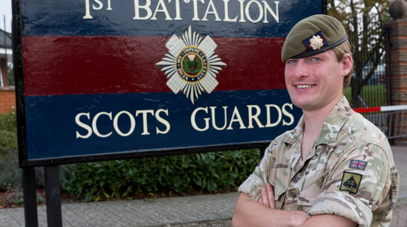 H πρώτη Βρετανίδα διεμφυλική που υπηρετεί στην εμπροσθοφυλακή (φωτό)