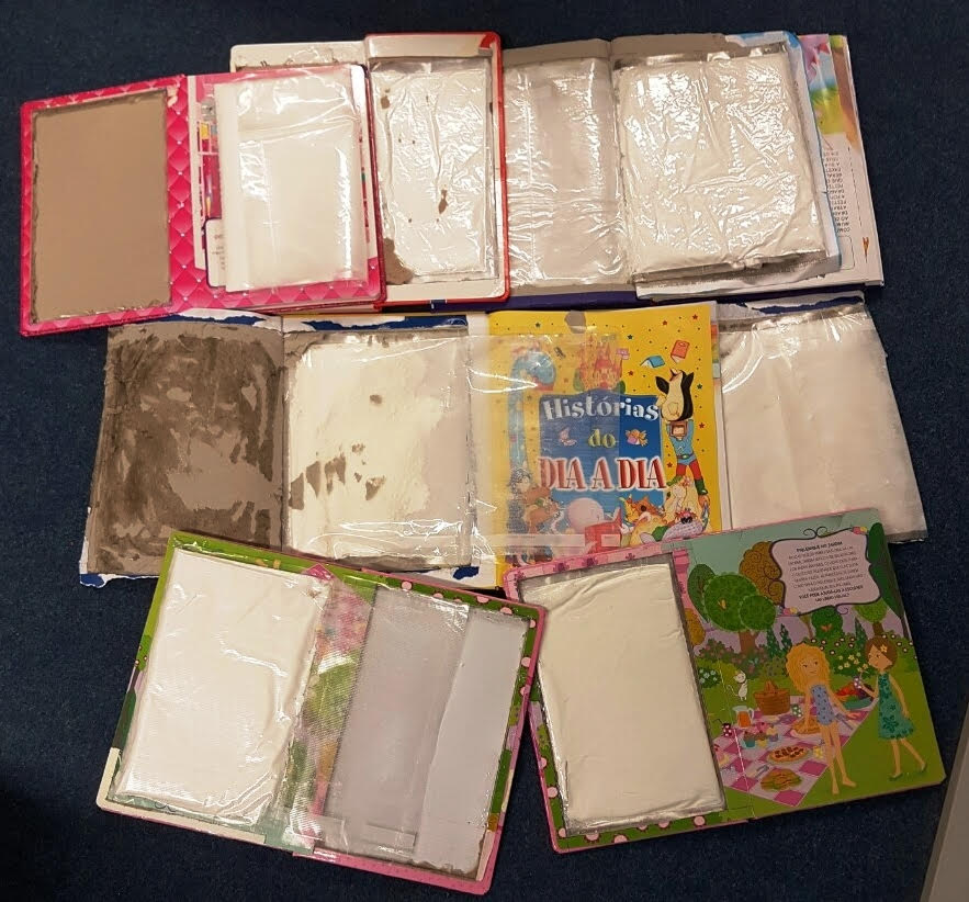 Σύλληψη 21χρονης που προσπάθησε να κρύψει 3,5 κιλά κοκαΐνης σε παιδικά βιβλία (φωτό)