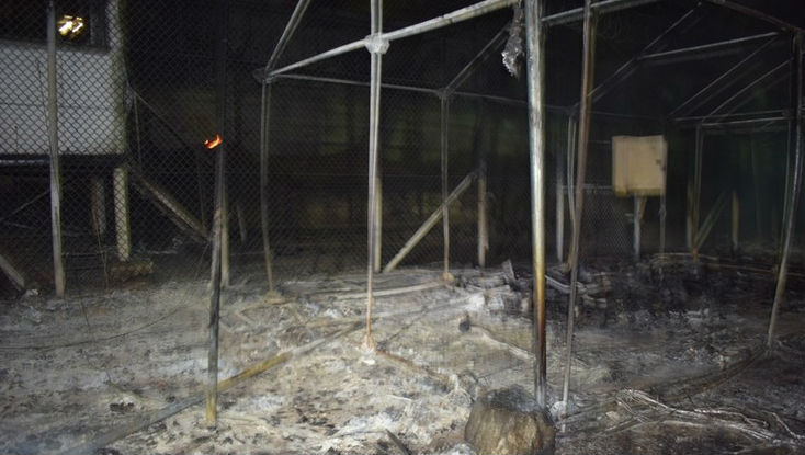 Η Λέσβος σε κατάσταση πολιορκίας: Στάχτη η Μόρια από 4.000 μετανάστες και πρόσφυγες – Εσπευσμένα στο νησί δύο επιπλέον διμοιρίες ΜΑΤ (φωτό, βίντεο)