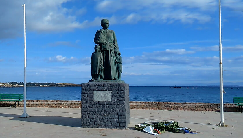 Λέσβος: Άγνωστοι κατέβασαν και πέταξαν την Ελληνική σημαία στη θάλασσα!  – Νέο σοβαρό συμβάν στο νησί (βίντεο)