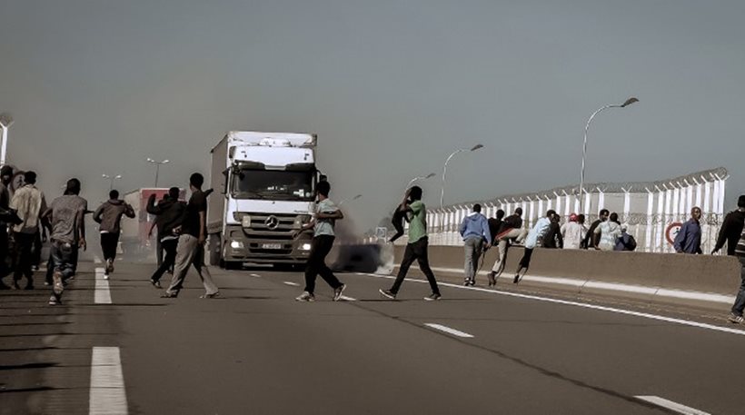 Νέα επεισόδια στο Καλαί: Μετανάστες συγκρούστηκαν με την γαλλική αστυνομία (φωτό)