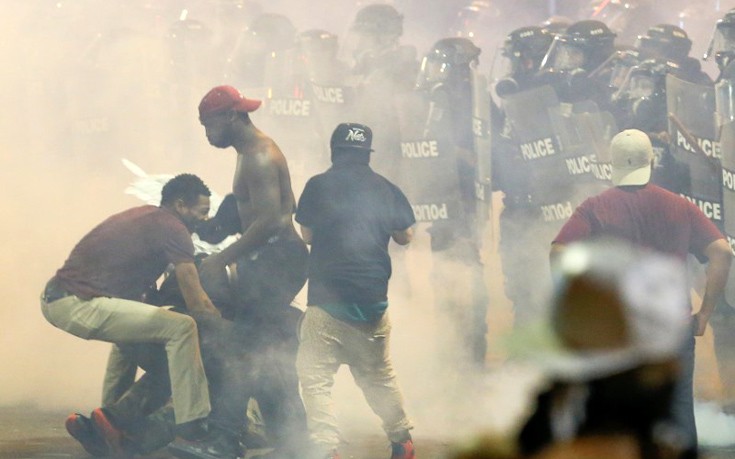 Συνεχίζονται τα βίαια επεισόδια στο Σαρλότ της B.Καρολίνας – 9 οι τραυματίες, 44 οι συλληφθέντες (φωτό)