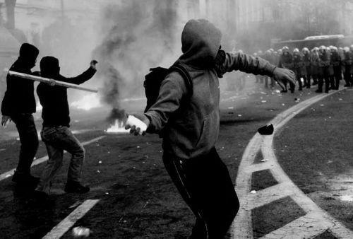 Εκτός ελέγχου ο «πόλεμος» των χούλιγκανς – Έριξαν χειροβομβίδα στο σύνδεσμο του Ολυμπιακού στο Παγκράτι