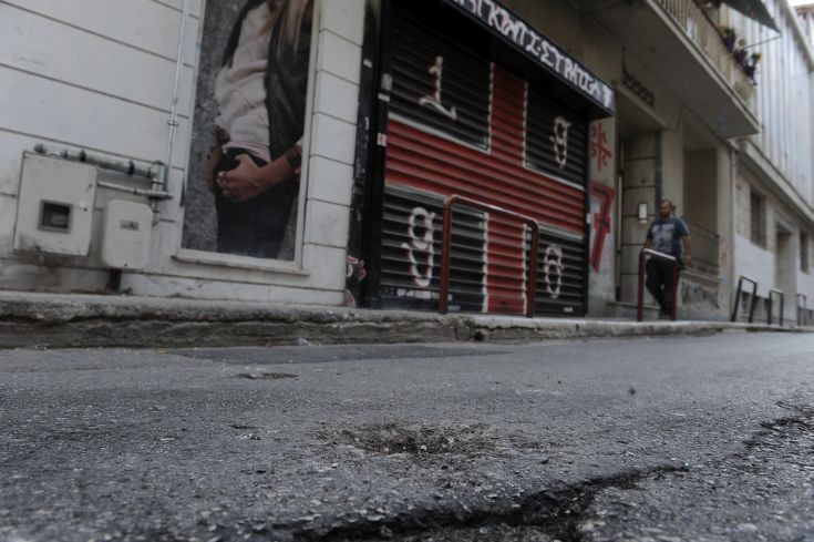 Επίθεση με χειροβομβίδα σε σύνδεσμο οπαδών του Ολυμπιακού στο Παγκράτι (φωτό)