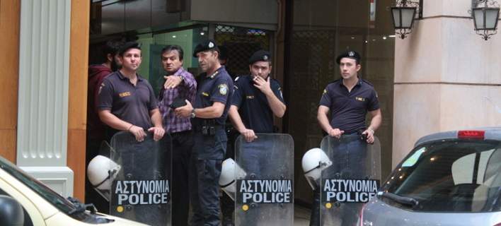 Ελεύθερα αφέθηκαν τα δέκα μέλη του «Ρουβίκωνα»