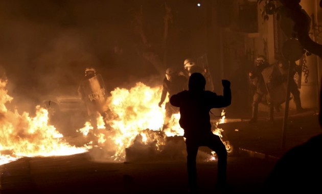 Eίχε ταυτοποιηθεί από μέρες και δεν μπορούσαν να συλλάβουν τον αναρχικό που χτύπησε τον Διοικητή της Τροχαίας Αθηνών!