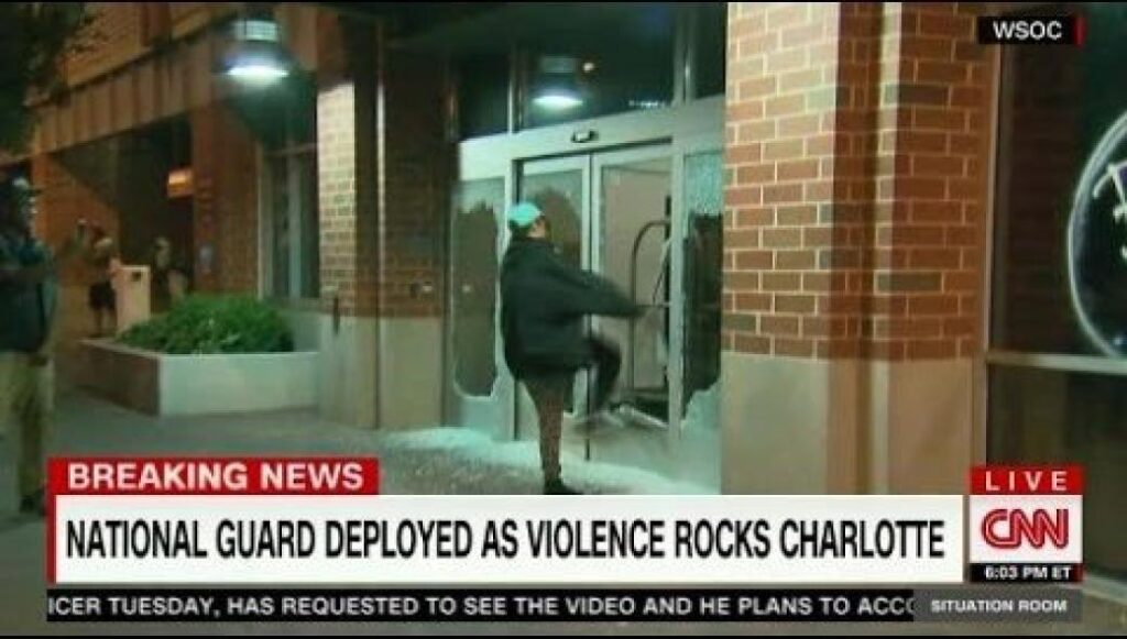 Συνεχίζεται το «πολεμικό» κλίμα στη Σάρλοτ – Επιβλήθηκε απαγόρευση κυκλοφορίας στην πόλη (vid)