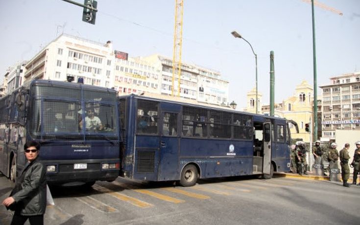 ΜΑΤ στον Πειραιά λόγω συγκέντρωσης μελών του Λαϊκού Συνδέσμου και αντιδιαδήλωσης