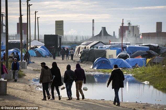 Βρετανίδα εθελόντρια αφού προσέφερε τις ”υπηρεσίες” της σε πρόσφυγα στο Καλαί τώρα τον παντρεύεται (φωτό)