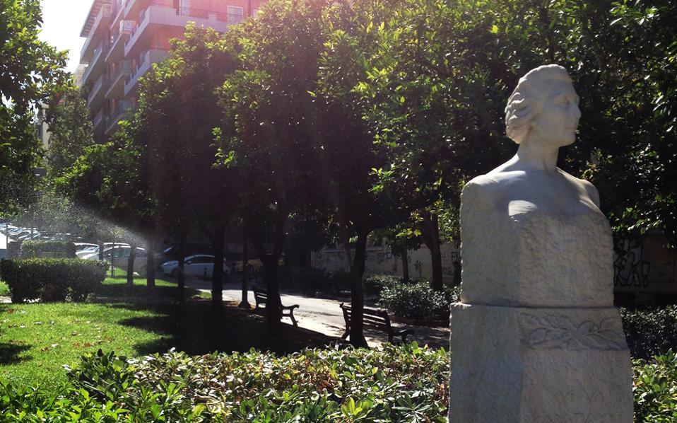 Αποκεφαλισμένη βρέθηκε η προτομή της εθνικής ηρωίδας Λέλας Καραγιάννη (φωτό)