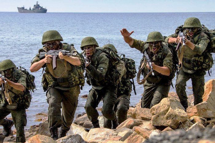 Βίντεο: Ρώσοι και Κινέζοι Πεζοναύτες σε άσκηση απόβασης στη νότια Κινεζική Θάλασσα