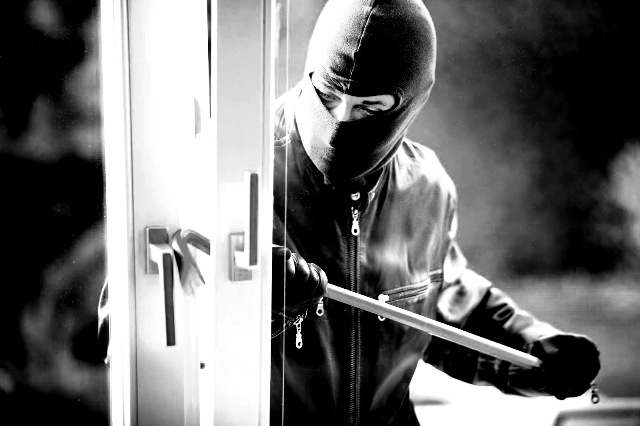 ΗΠΑ: Διαρρήκτες «γδύνουν» σπίτι σε λιγότερο από τρία λεπτά (βίντεο)