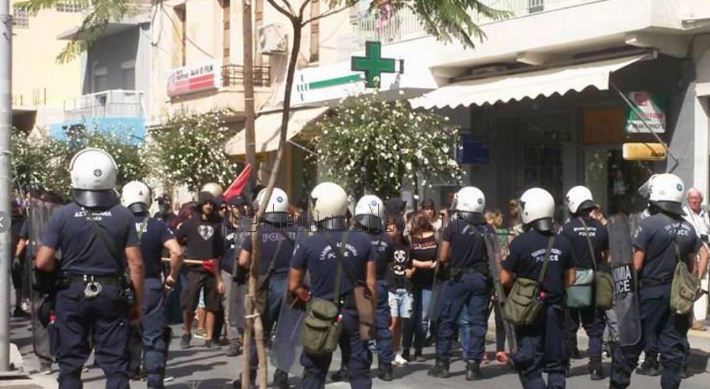 Χρήση δακρυγόνων και συμπλοκές στο Ρέθυμνο για τους μετανάστες (φωτό, βίντεο)