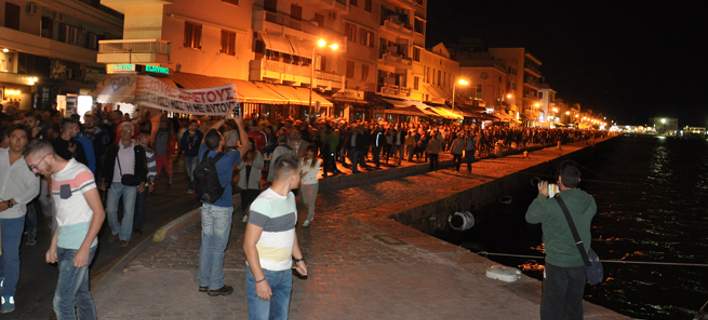 Τρεις χιλιάδες κάτοικοι της Χίου διαδήλωσαν για το μεταναστευτικό: «Μετέτρεψαν το νησί μας σε γκρίζα ζώνη»
